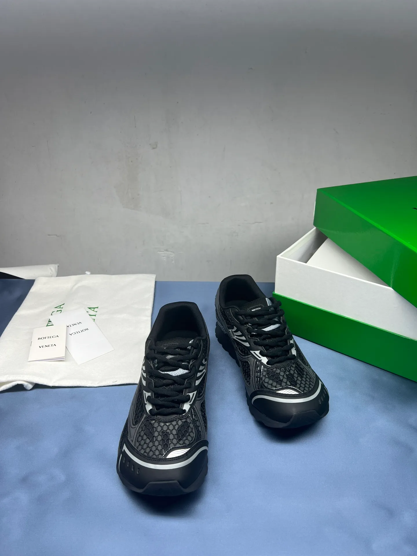 👟👟Ex-factory price 600👟👟 Men's size +10 Real photos 🔥🔥BV Orbit sneakers Wang Yibo's same style couple's dad shoes Runner sneakers, made of lightweight technical mesh fabric. Matched with geometric pattern designed rubber outsole, Wang Zha series high version. Look for the package technology. It is actually a lot taller, but the legs are still slim. Very nice, playable and durable. Matched to the standard💯 Package shoe technology. Look for the high version. The outsole is made of color-blocked TPU outsole. Women's model 35 36 37 38 39 40 41 42 (40 41 42 43 44 45 customized) (Customer logo can be accepted without refund or exchange at a favorable price) Equipped with original packaging